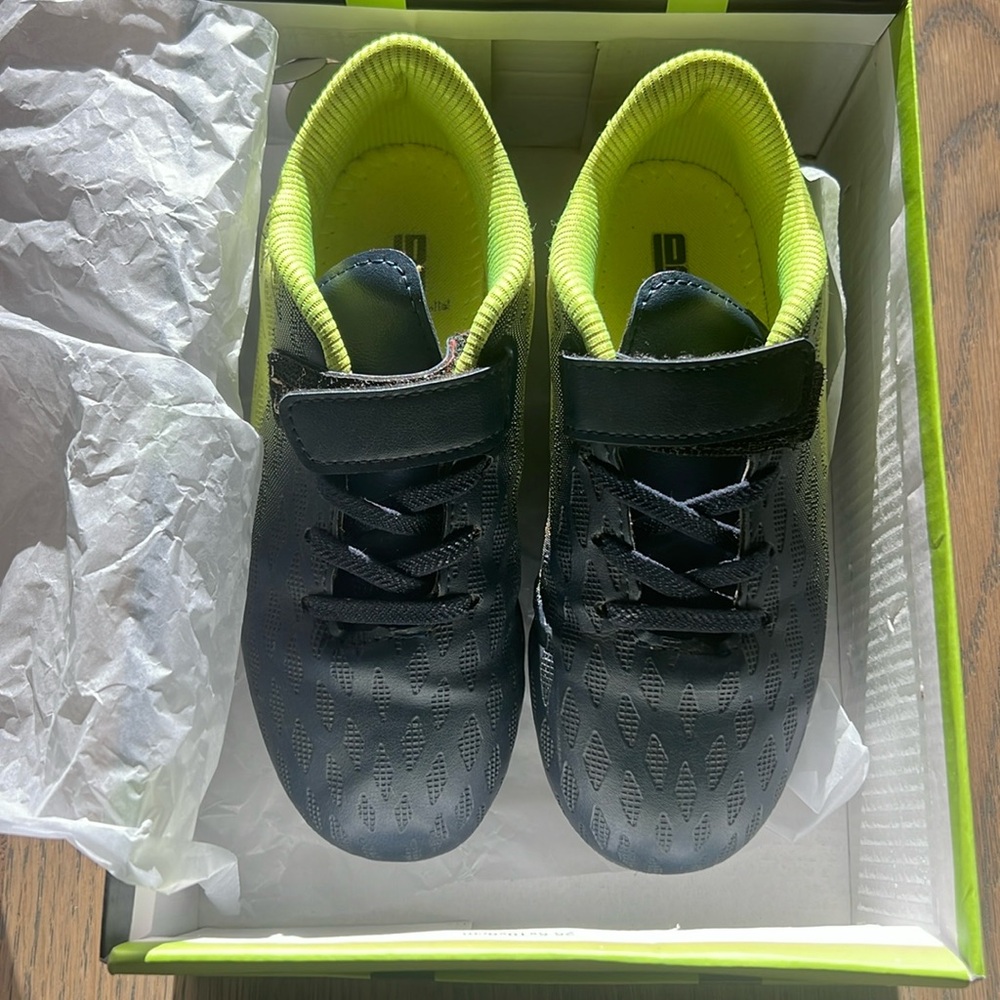 Kids soccer cleats. Size 13